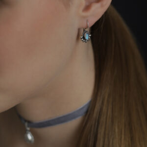 Boucles d’oreilles en argent avec une lumineuse pierre de lune et des pétales