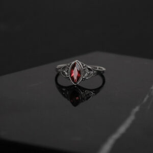 Bague en argent avec grenat en forme de marquise vintage