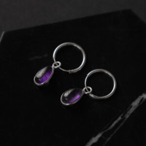 Boucles d’oreilles créoles en argent avec des améthystes en forme de gouttes