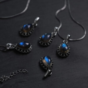 Pendentif en argent avec labradorite en forme de goutte