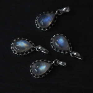 Pendentif en argent avec pierre de lune en forme de goutte