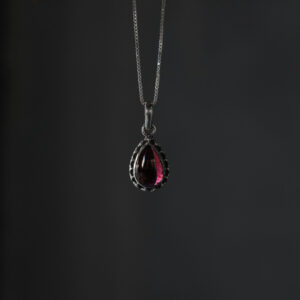 Pendentif en argent en forme de goutte avec grenat