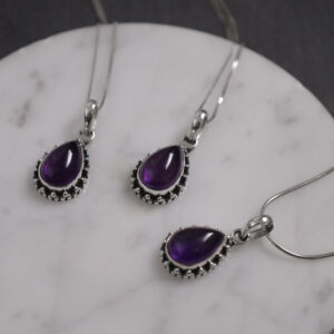 Pendentif en argent avec améthyste en forme de goutte