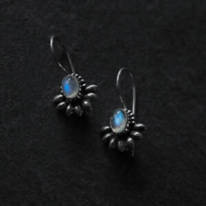 Boucles d’oreilles en argent avec une lumineuse pierre de lune et des pétales