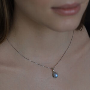 Pendentif en argent avec pierre de lune ronde