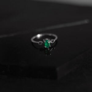 Bague délicate en argent sertie d’un onyx vert facetté