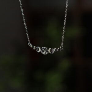 Collier en argent avec les phases de la lune
