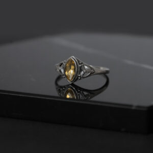 Bague en argent avec citrine en forme de marquise