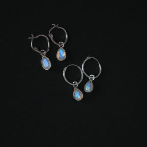 Boucles d’oreilles créoles en argent avec pierres de lune facettées