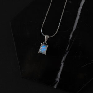 Pendentif en argent avec pierre de lune de forme rectangulaire
