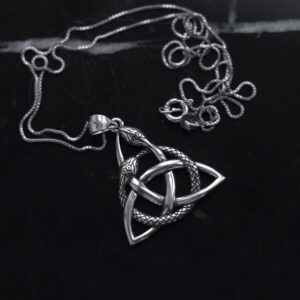 Pendentif en argent avec triquètre et ouroboros